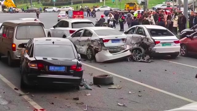 連撞11車特斯拉車主:當天剛上牌,經過地鐵站路口時車輛突然提速 連撞11車特斯拉車主:當天剛上牌,經過地鐵站路口時車輛突然提速